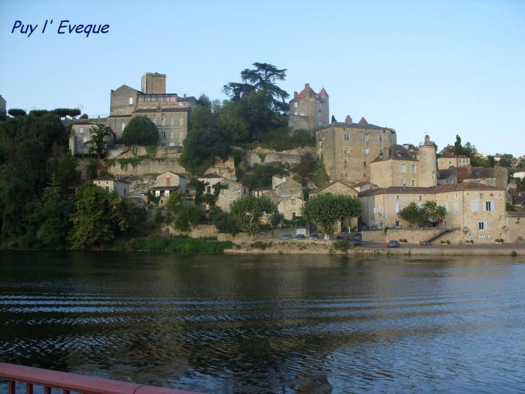 Hotel Bellevue Puy-l'Eveque Exterior photo